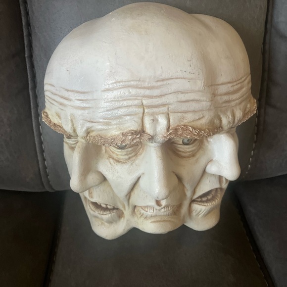 Design Toscano Faces of a Nightmare Gothic Wall Sculpture. Ancient Ivory. 9x8” - Picture 4 of 7